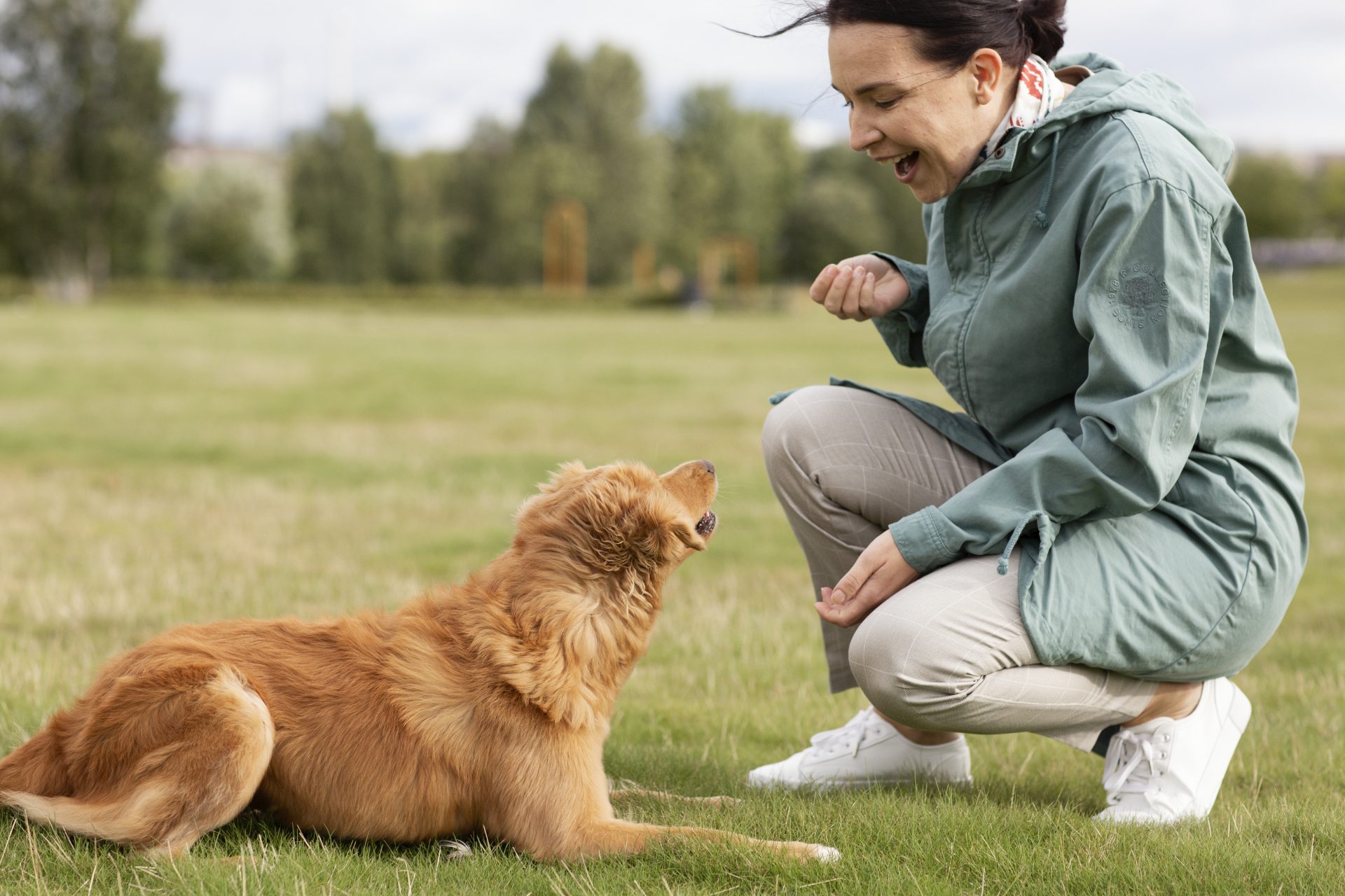 Jos sinut lomautettiin, on sinulla hyvä hetki pohtia urasuunnitelmiasi. Kuvassa nainen leikkii koiransa kanssa.