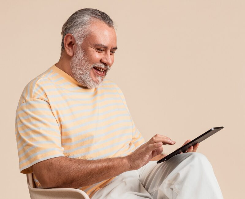 Mies tutkii Jäsenpulssi-kyselyn tuloksia tabletilta