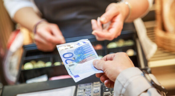 Raha vaihtaa omistajaa kaupan kassalla